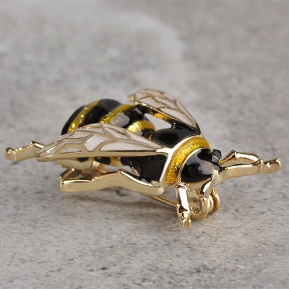 VQ Bee Fly Brooch - Picture 4 of 7